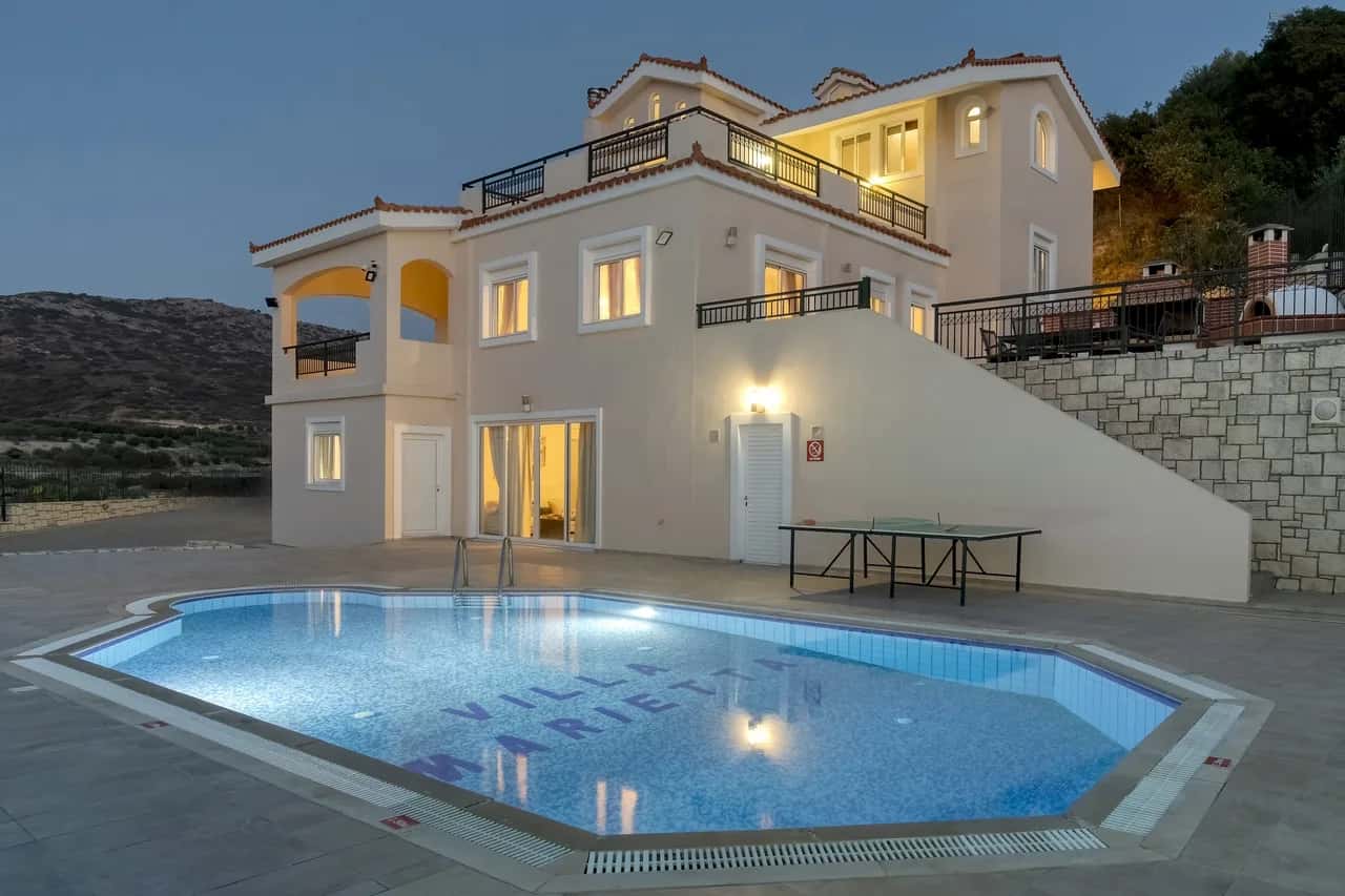 Villa moderne de quatre chambres en Crète