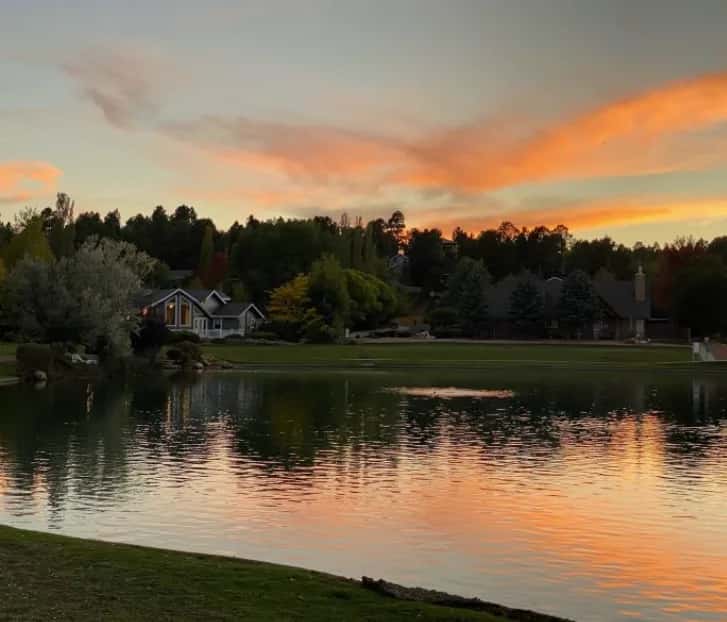 Vistas al Lago de Montaña | Impresionante Refugio Frente al Lago | Jacuzzi | Sala de Juegos | Cerca del Centro