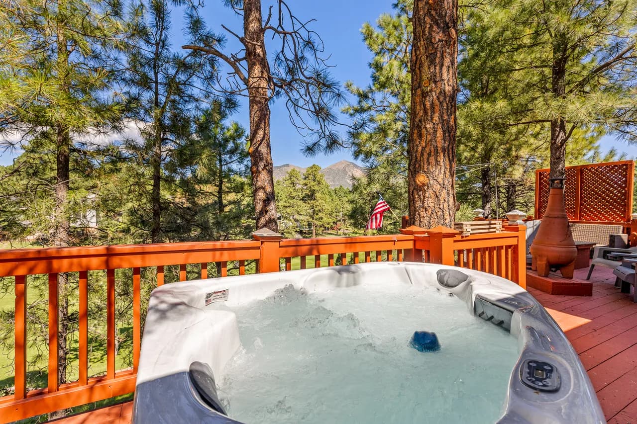 ACE - A Hole in One! | Right on the Golf Course | Hot Tub | Mt Views & Pines