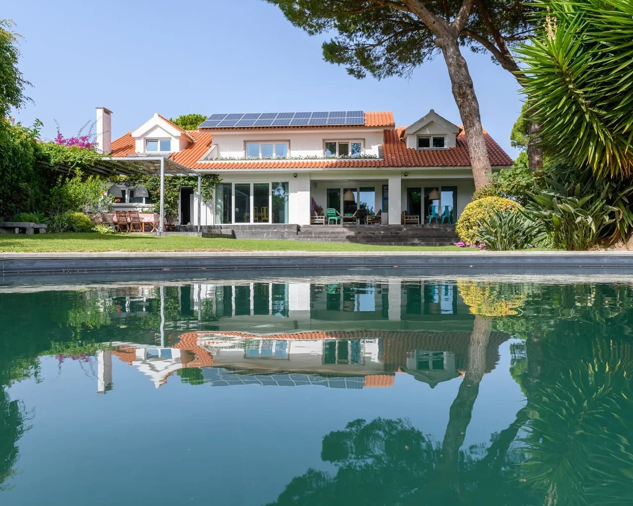 Spacious Seven-Bedroom Villa in Cascais