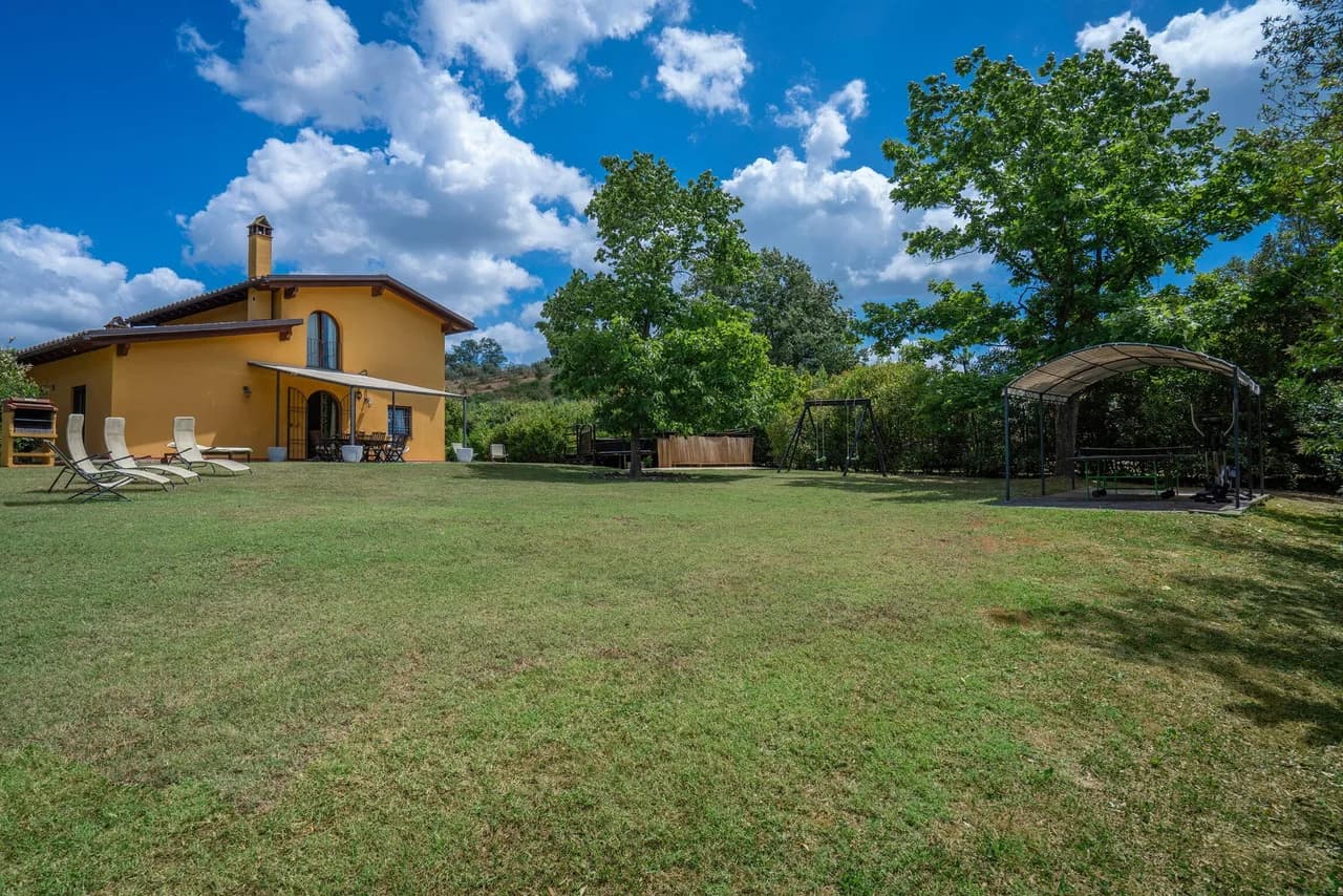 Poolside Villa in San Miniato