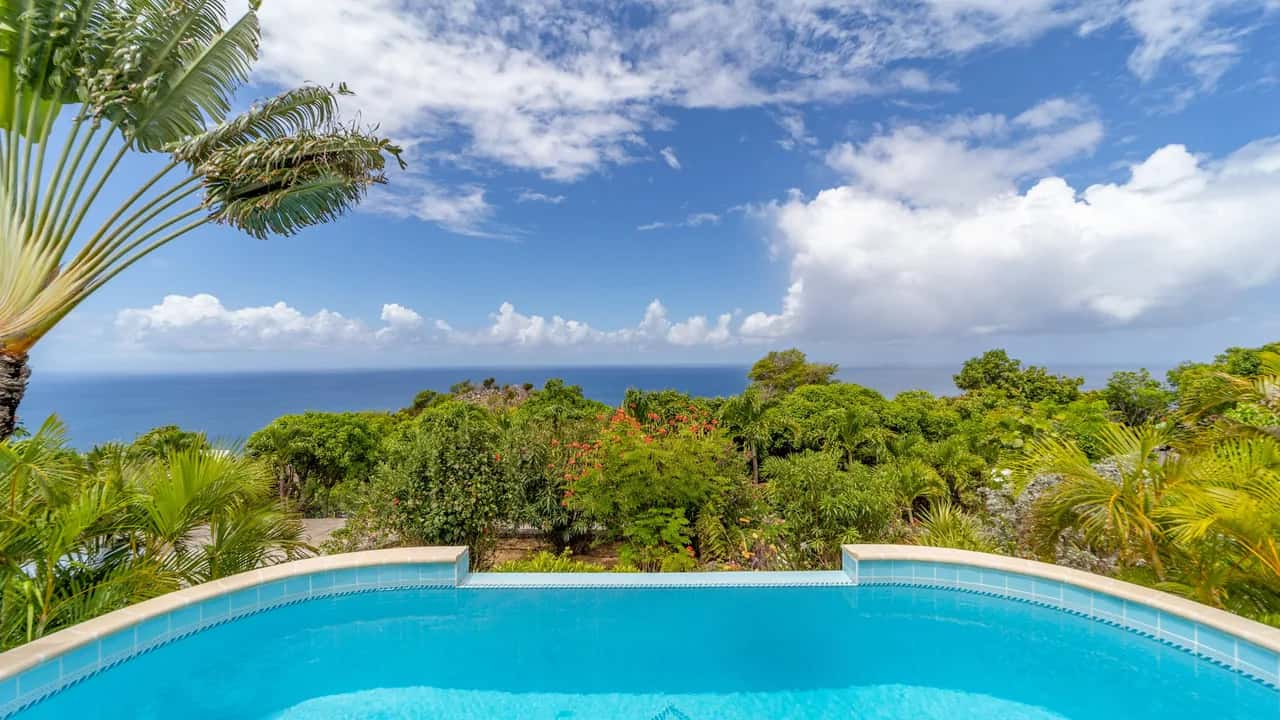 Jacuzzi Villa with Ocean View in Colombier